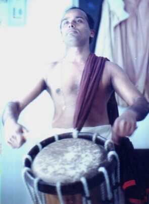 Kalamandalam Unnikrishnan performing on chenda